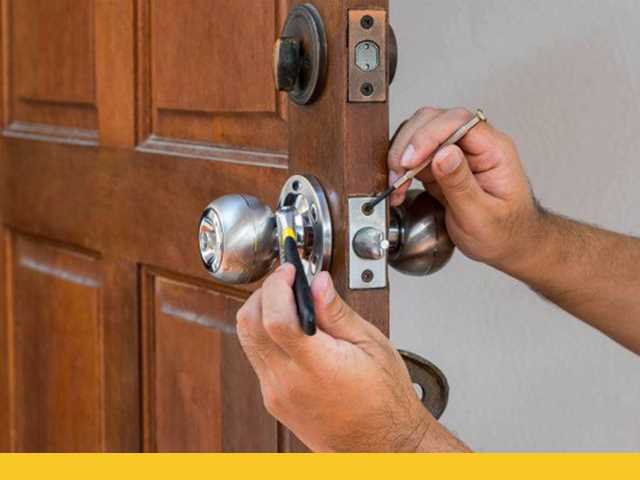 Puerta Exterior De Casa Con Interior Partes Internas De La Cerradura  Visible De Un Cerrajero Profesional Instalación O Reparar Una Cerradura Del  Deadbolt Del Nuevo Foto de stock y más banco de